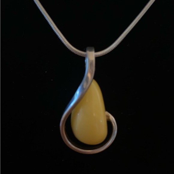 Large Baltic butterscotch amber sterling silver pendant and chain - Picture 3 of 8